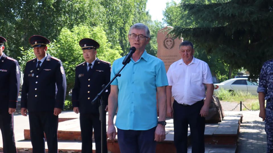 В Горно-Алтайске состоялся гарнизонный развод строевых подразделений полиции, посвященный Дню России В Горно-Алтайске состоялся гарнизонный развод строевых подразделений полиции, посвященный Дню России
