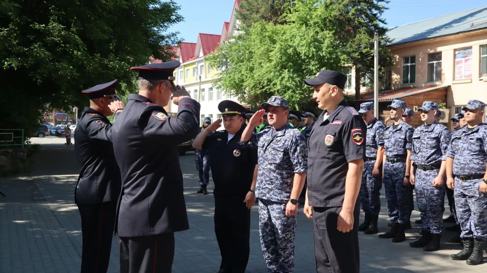 В Горно-Алтайске состоялся гарнизонный развод строевых подразделений полиции, посвященный Дню России В Горно-Алтайске состоялся гарнизонный развод строевых подразделений полиции, посвященный Дню России