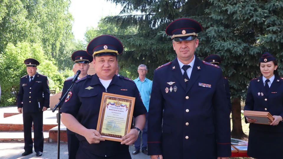 В Горно-Алтайске состоялся гарнизонный развод строевых подразделений полиции, посвященный Дню России В Горно-Алтайске состоялся гарнизонный развод строевых подразделений полиции, посвященный Дню России