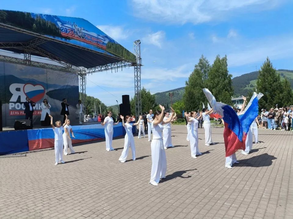 Наш городской парк культуры и отдыха стал местом празднования Дня России! Наш городской парк культуры и отдыха стал местом празднования Дня России!