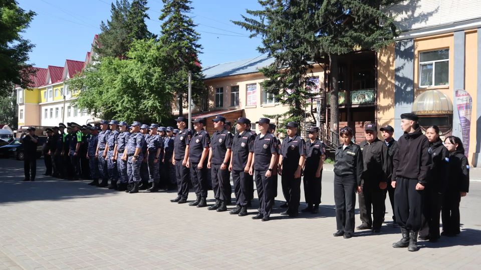 В Горно-Алтайске состоялся гарнизонный развод строевых подразделений полиции, посвященный Дню России В Горно-Алтайске состоялся гарнизонный развод строевых подразделений полиции, посвященный Дню России
