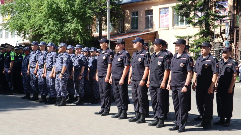 В Горно-Алтайске состоялся гарнизонный развод строевых подразделений полиции, посвященный Дню России В Горно-Алтайске состоялся гарнизонный развод строевых подразделений полиции, посвященный Дню России