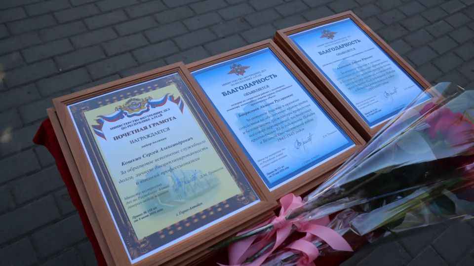 В Горно-Алтайске состоялся гарнизонный развод строевых подразделений полиции, посвященный Дню России В Горно-Алтайске состоялся гарнизонный развод строевых подразделений полиции, посвященный Дню России