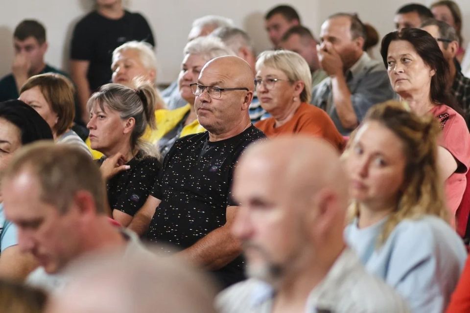 Глава региона Андрей Турчак встретился с жителями сел Манжерокского и Усть-Мунинского поселений Глава региона Андрей Турчак встретился с жителями сел Манжерокского и Усть-Мунинского поселений