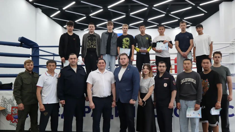 В Горно-Алтайске полицейские и представители Федерации бокса провели мастер-класс для подростков В Горно-Алтайске полицейские и представители Федерации бокса провели мастер-класс для подростков