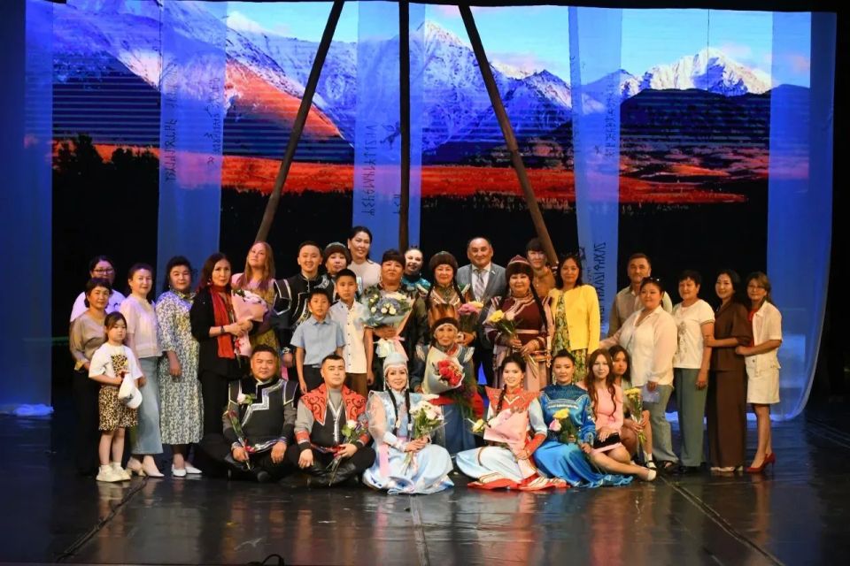 Премьера поэтического спектакля на стихи Сурайи Сартаковой состоялась в Национальном театре РА. Член Союза писателей, заслуженный работник культуры РФ исполнила главную роль постановки Премьера поэтического спектакля на стихи Сурайи Сартаковой состоялась в Национальном театре РА. Член Союза писателей, заслуженный работник культуры РФ исполнила главную роль постановки