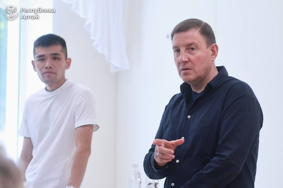 Глава Республики Алтай Андрей Турчак осмотрел школу в селе Актёл, где по Народной программе «Единой России» и нацпроекту «Молодежь и дети» провели капремонт Глава Республики Алтай Андрей Турчак осмотрел школу в селе Актёл, где по Народной программе «Единой России» и нацпроекту «Молодежь и дети» провели капремонт