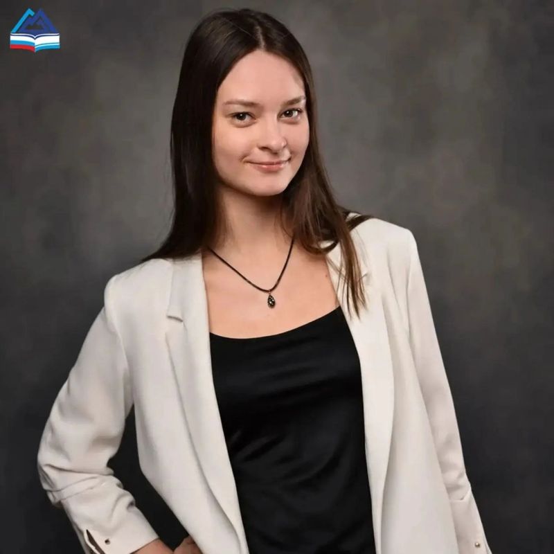 Выпускница Республиканского классического лицея Полина Катаева сдала ЕГЭ по русскому языку на 97 баллов, сообщает Минобрнауки