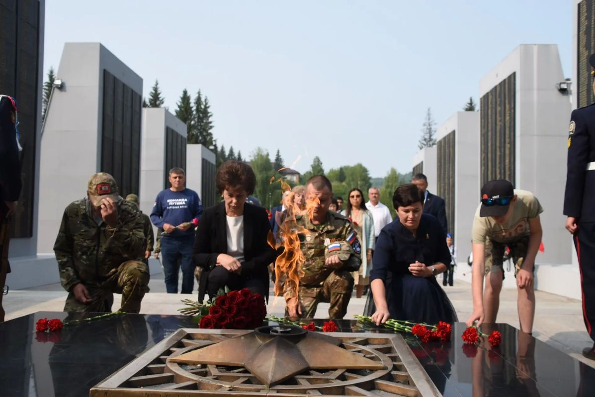 В День памяти и скорби в Горно-Алтайске в Мемориальном комплексе «Парк Победы» прошел памятный митинг В День памяти и скорби в Горно-Алтайске в Мемориальном комплексе «Парк Победы» прошел памятный митинг