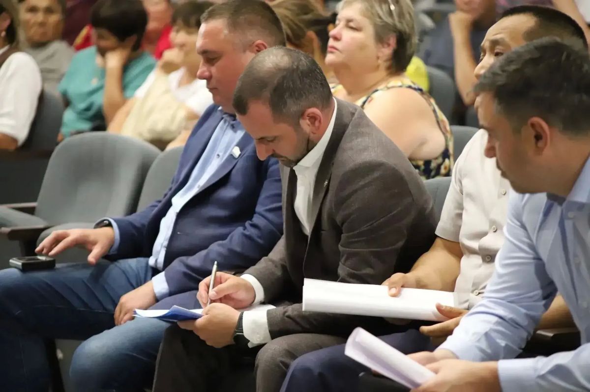 Ремонт дорог обсудили на встрече с жителями в Шебалино Ремонт дорог обсудили на встрече с жителями в Шебалино