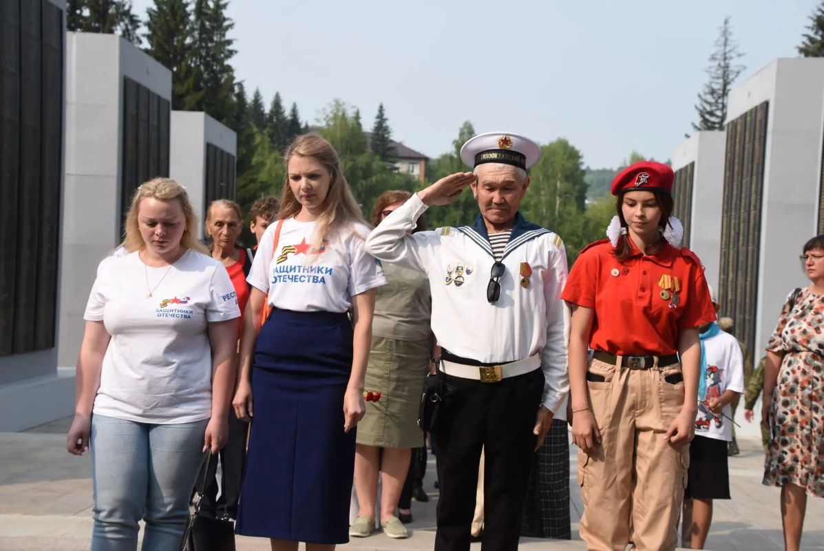 В День памяти и скорби в Горно-Алтайске в Мемориальном комплексе «Парк Победы» прошел памятный митинг В День памяти и скорби в Горно-Алтайске в Мемориальном комплексе «Парк Победы» прошел памятный митинг