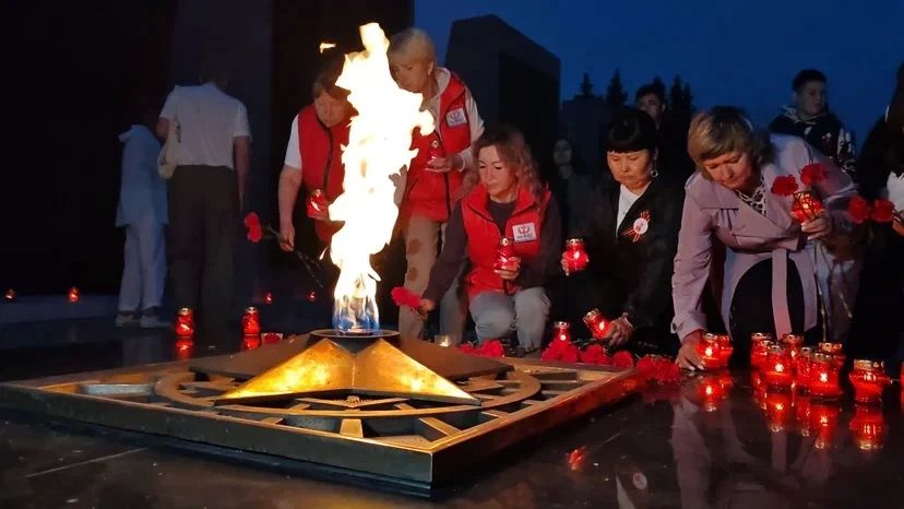 В День памяти и скорби на мемориальном комплексе «Парк Победы» прошла акция «Свеча памяти» В День памяти и скорби на мемориальном комплексе «Парк Победы» прошла акция «Свеча памяти»