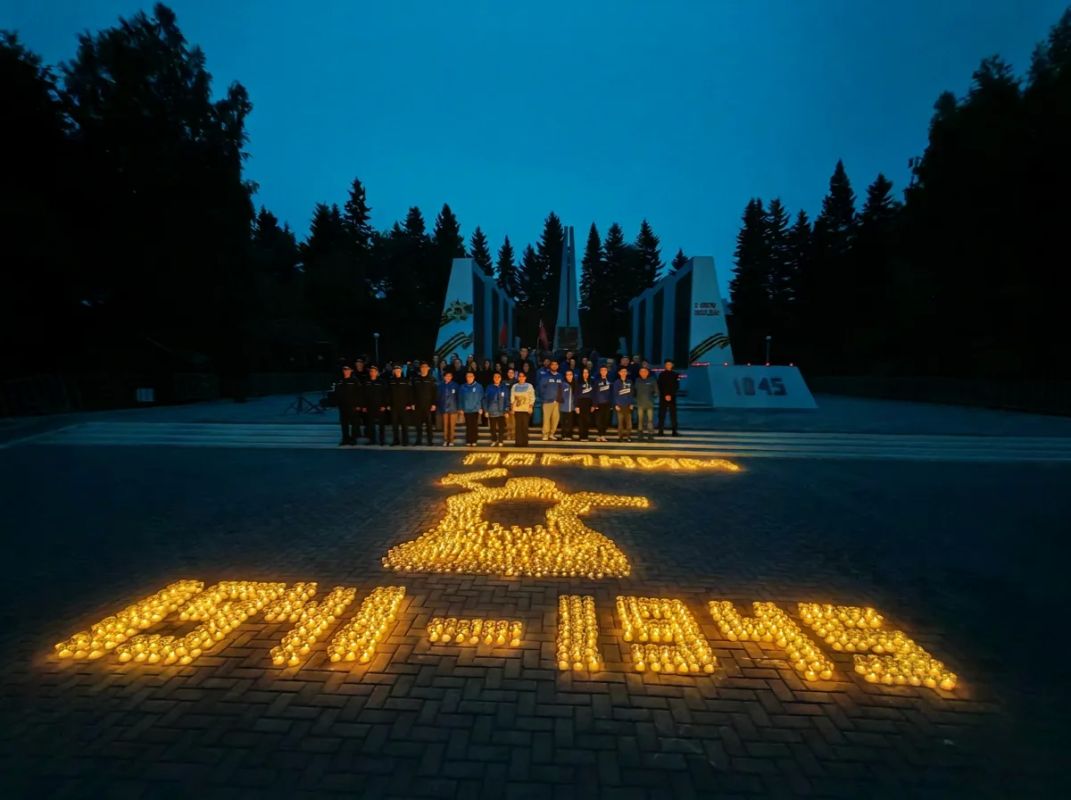 В День памяти и скорби в Горно-Алтайске зажглись больше тысячи свечей В День памяти и скорби в Горно-Алтайске зажглись больше тысячи свечей
