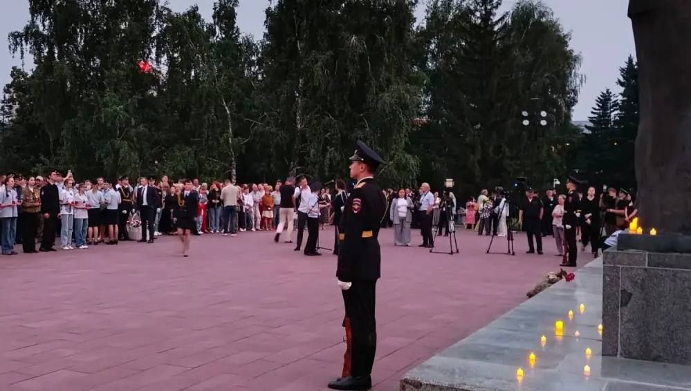 Начальник Алтайского линейного управления МВД России принял участие в памятной акции «Свеча памяти» Начальник Алтайского линейного управления МВД России принял участие в памятной акции «Свеча памяти»