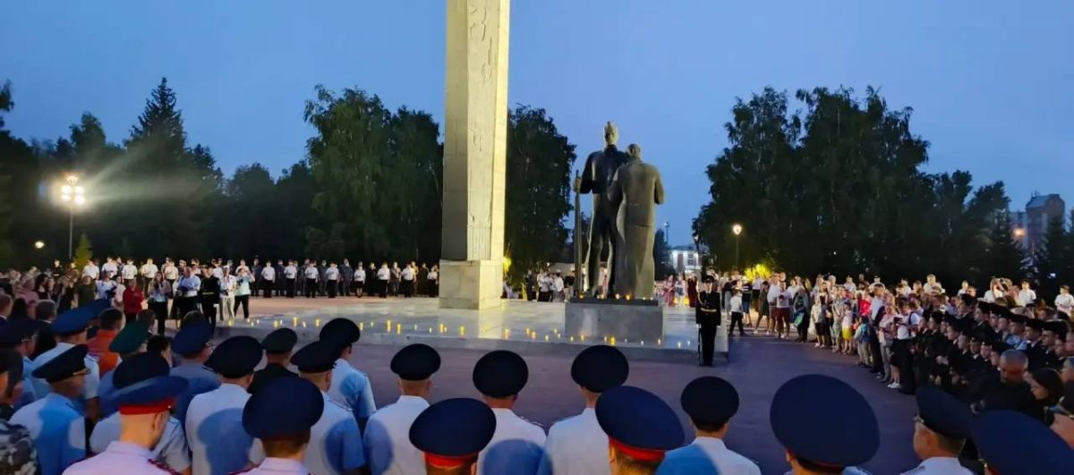 Начальник Алтайского линейного управления МВД России принял участие в памятной акции «Свеча памяти» Начальник Алтайского линейного управления МВД России принял участие в памятной акции «Свеча памяти»