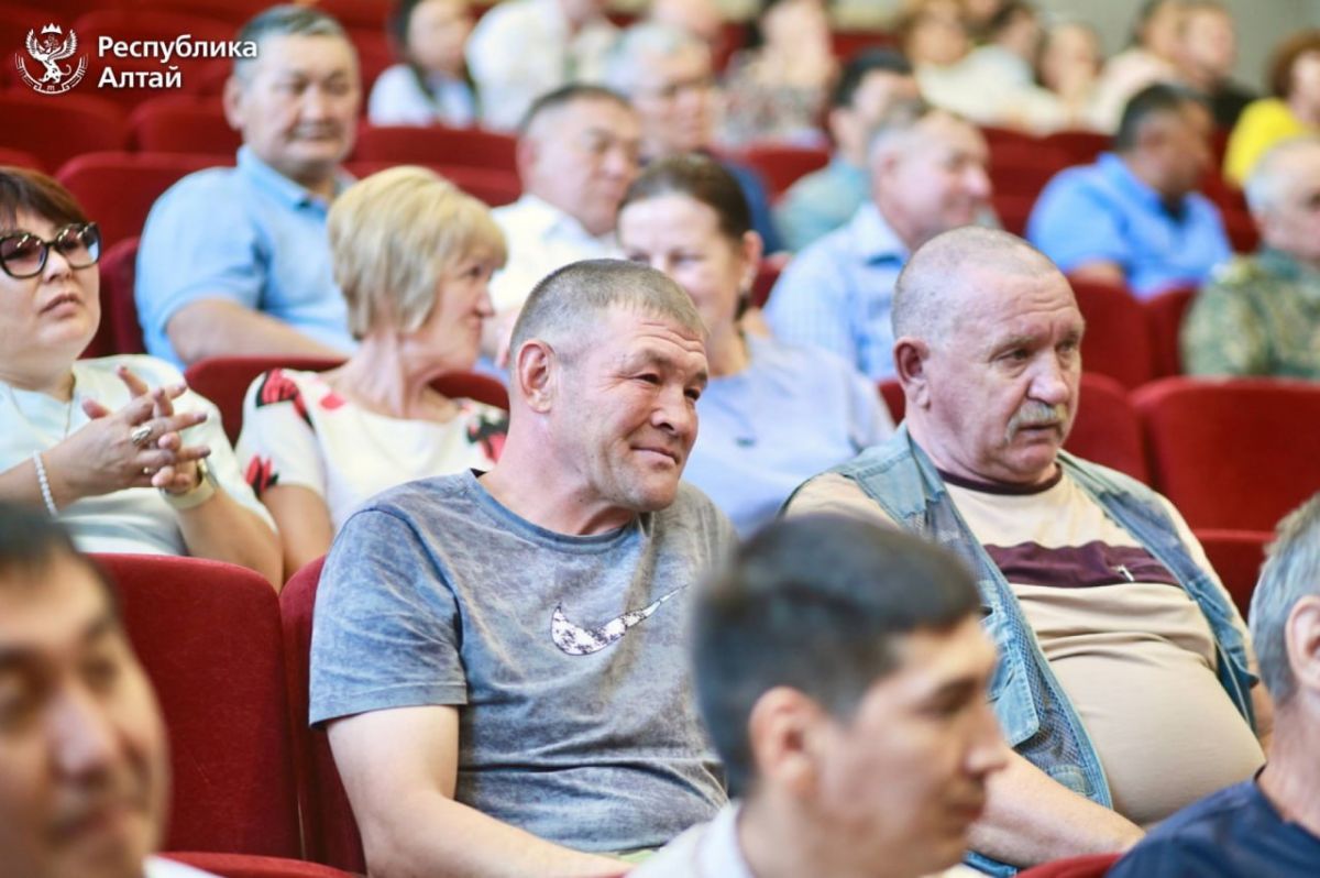 Глава Республики Алтай Андрей Турчак встретился с жителями села Акташ Глава Республики Алтай Андрей Турчак встретился с жителями села Акташ