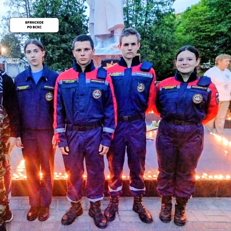 Добровольцы Всероссийского студенческого корпуса спасателей почтили память героев по всей стране: от Ржевского мемориала до Мелитополя Добровольцы Всероссийского студенческого корпуса спасателей почтили память героев по всей стране: от Ржевского мемориала до Мелитополя