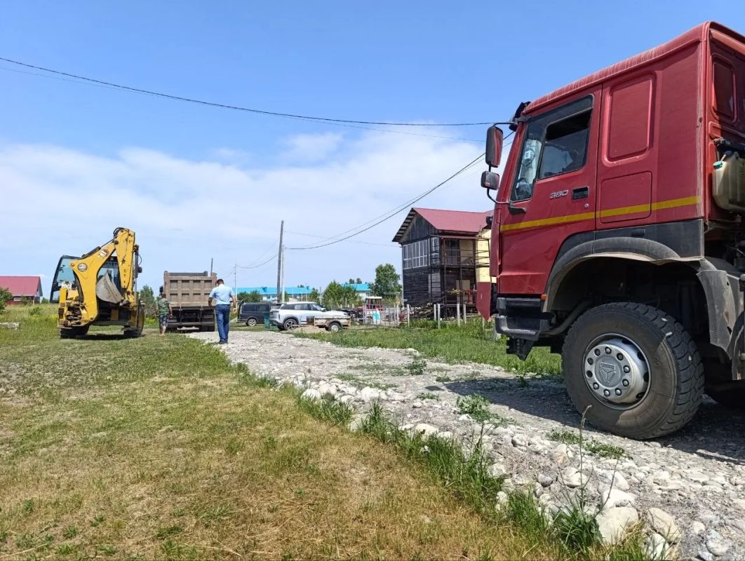 Глава Майминского района Петр Громов провел рабочий выезд в село Подгорное, где совместно с профильными специалистами проверил ход работ по улучшению качества жизни местных жителей Глава Майминского района Петр Громов провел рабочий выезд в село Подгорное, где совместно с профильными специалистами проверил ход работ по улучшению качества жизни местных жителей
