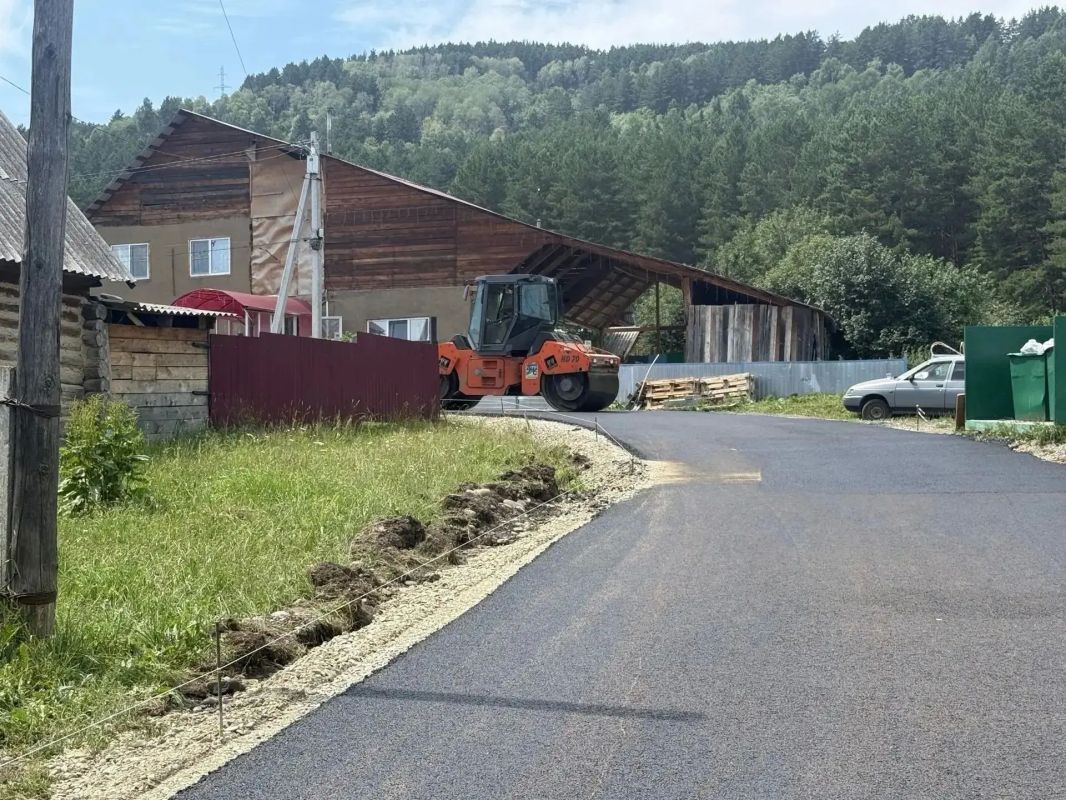 В Горно-Алтайске идет асфальтирование переулка Глухарева В Горно-Алтайске идет асфальтирование переулка Глухарева
