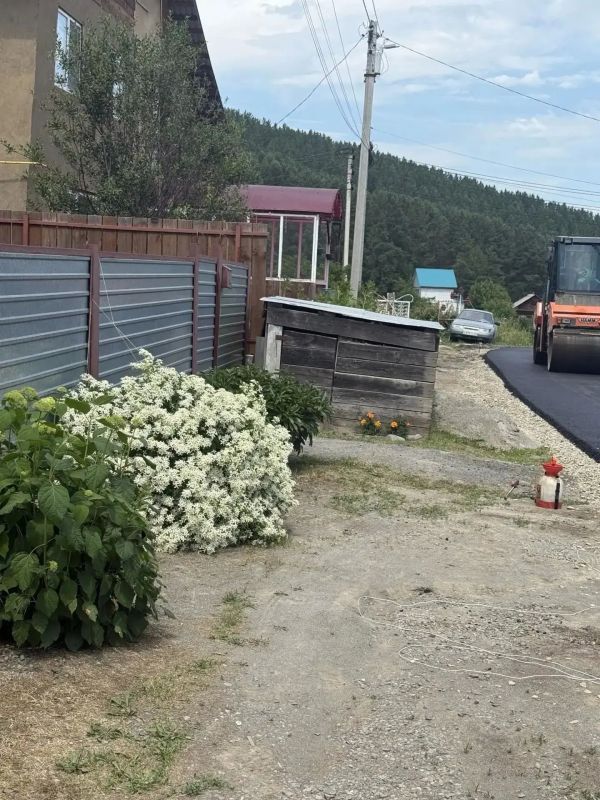 В Горно-Алтайске идет асфальтирование переулка Глухарева В Горно-Алтайске идет асфальтирование переулка Глухарева