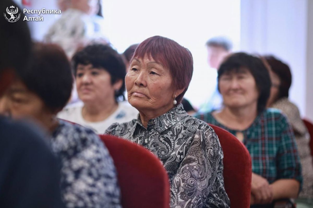 Глава Республики Алтай Андрей Турчак встретился с жителями села Иня в местной школе, где учатся дети из пяти сёл района Глава Республики Алтай Андрей Турчак встретился с жителями села Иня в местной школе, где учатся дети из пяти сёл района