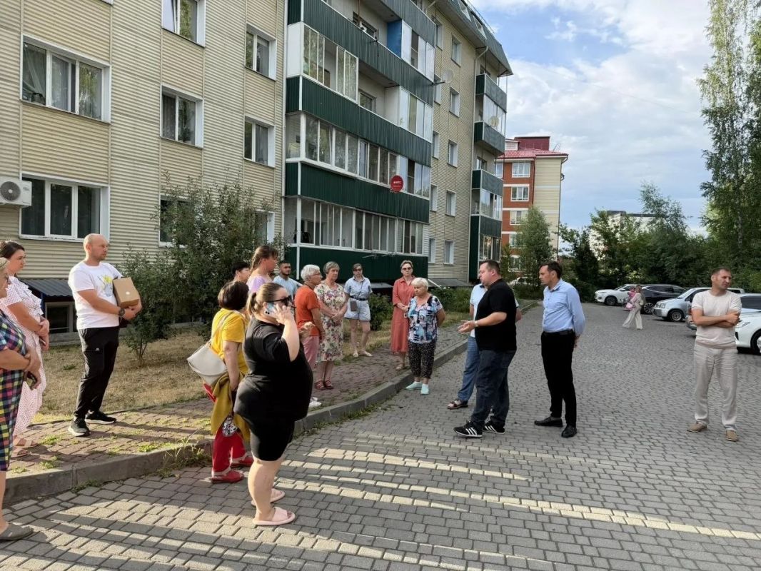В Майме глава района Пётр Громов и председатель районного совета депутатов Ильнур Ударцев провели встречу с жителями многоквартирных домов микрорайона «Березовая роща». У них возникли вопросы, касающиеся содержания... В Майме глава района Пётр Громов и председатель районного совета депутатов Ильнур Ударцев провели встречу с жителями многоквартирных домов микрорайона «Березовая роща». У них возникли вопросы, касающиеся содержания...