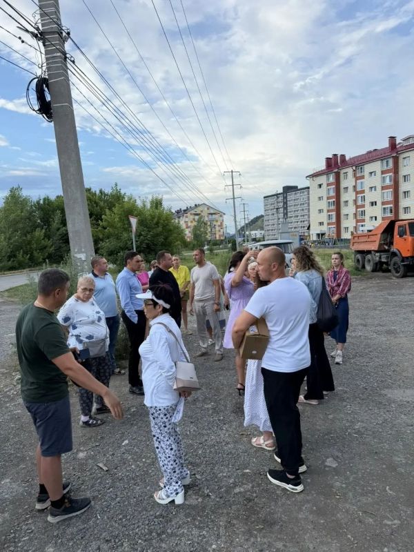 В Майме глава района Пётр Громов и председатель районного совета депутатов Ильнур Ударцев провели встречу с жителями многоквартирных домов микрорайона «Березовая роща». У них возникли вопросы, касающиеся содержания... В Майме глава района Пётр Громов и председатель районного совета депутатов Ильнур Ударцев провели встречу с жителями многоквартирных домов микрорайона «Березовая роща». У них возникли вопросы, касающиеся содержания...