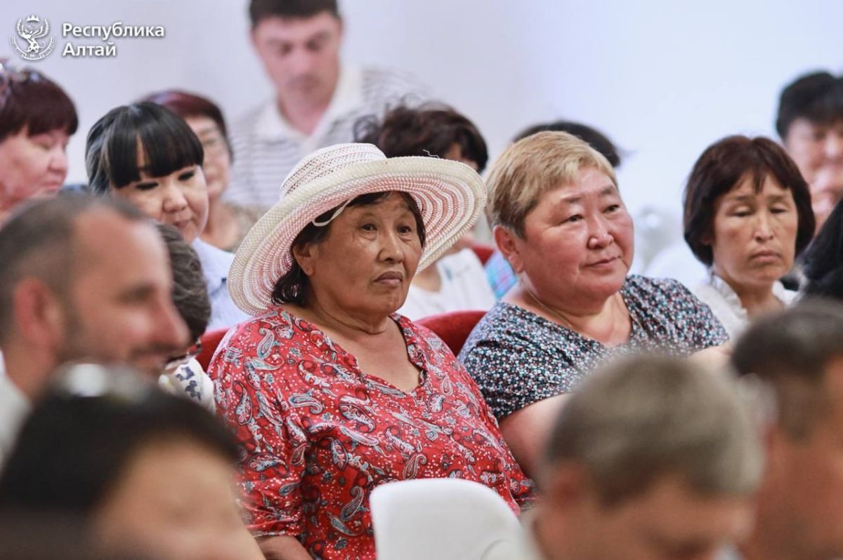 Глава Республики Алтай Андрей Турчак встретился с жителями села Иня в местной школе, где учатся дети из пяти сёл района Глава Республики Алтай Андрей Турчак встретился с жителями села Иня в местной школе, где учатся дети из пяти сёл района