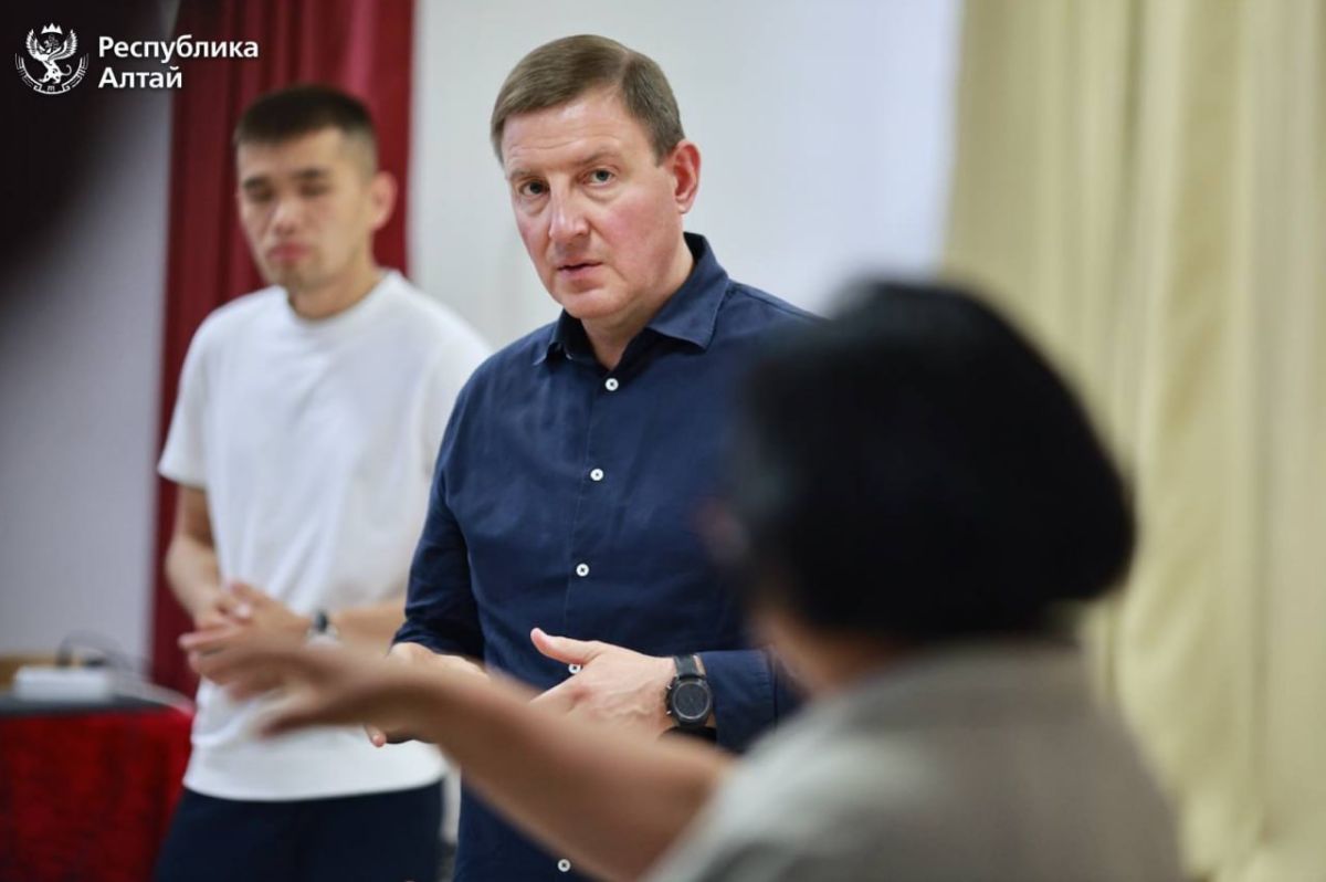 Глава Республики Алтай Андрей Турчак встретился с жителями села Иня в местной школе, где учатся дети из пяти сёл района Глава Республики Алтай Андрей Турчак встретился с жителями села Иня в местной школе, где учатся дети из пяти сёл района