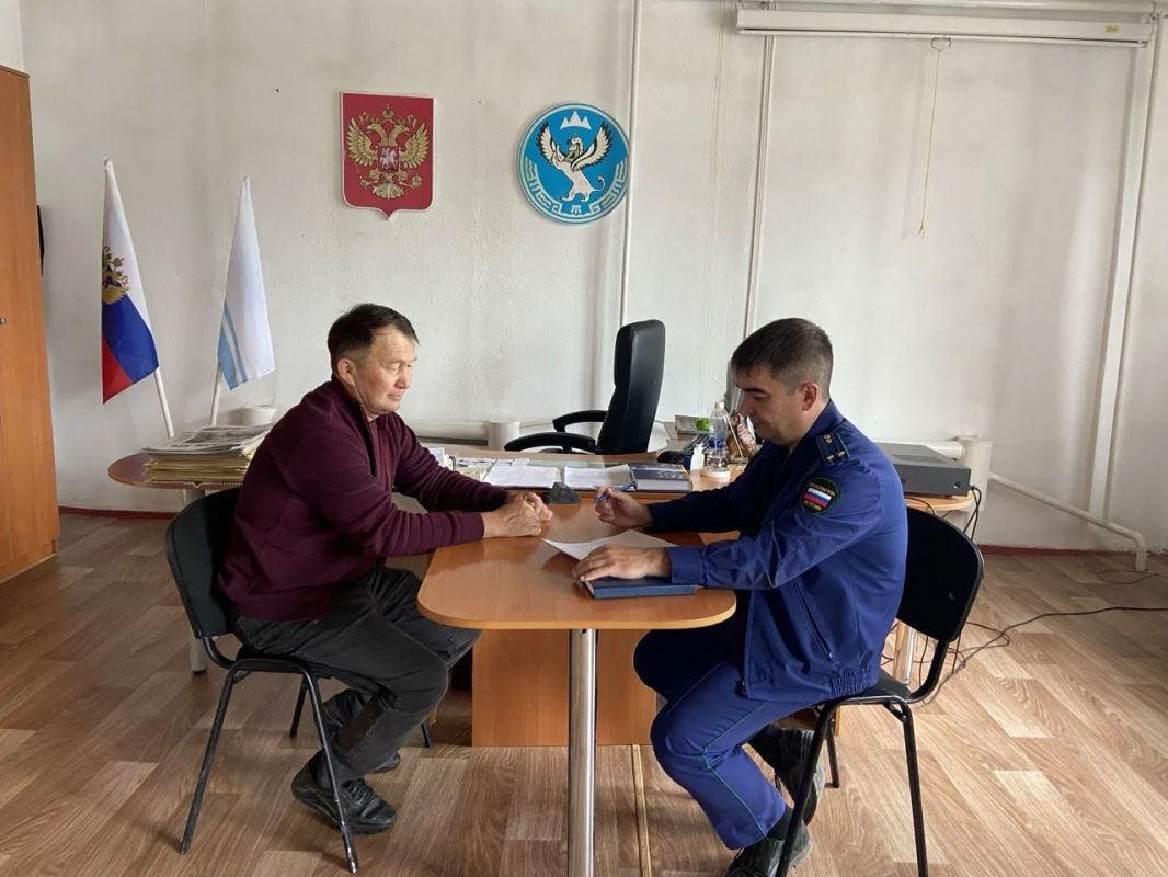 Прокурор Кош-Агачского района провел личный прием граждан в селе Беляши (Джазатор)