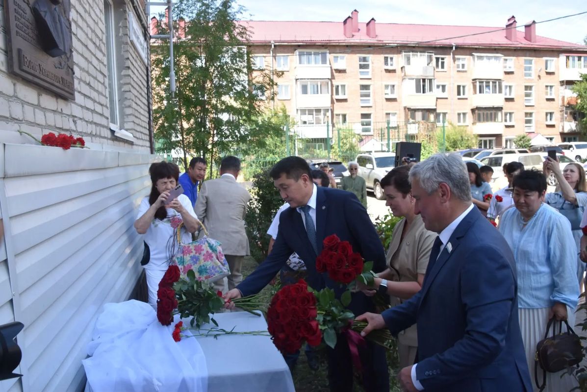 В Горно-Алтайске открыта мемориальная доска Борису Укачину В Горно-Алтайске открыта мемориальная доска Борису Укачину