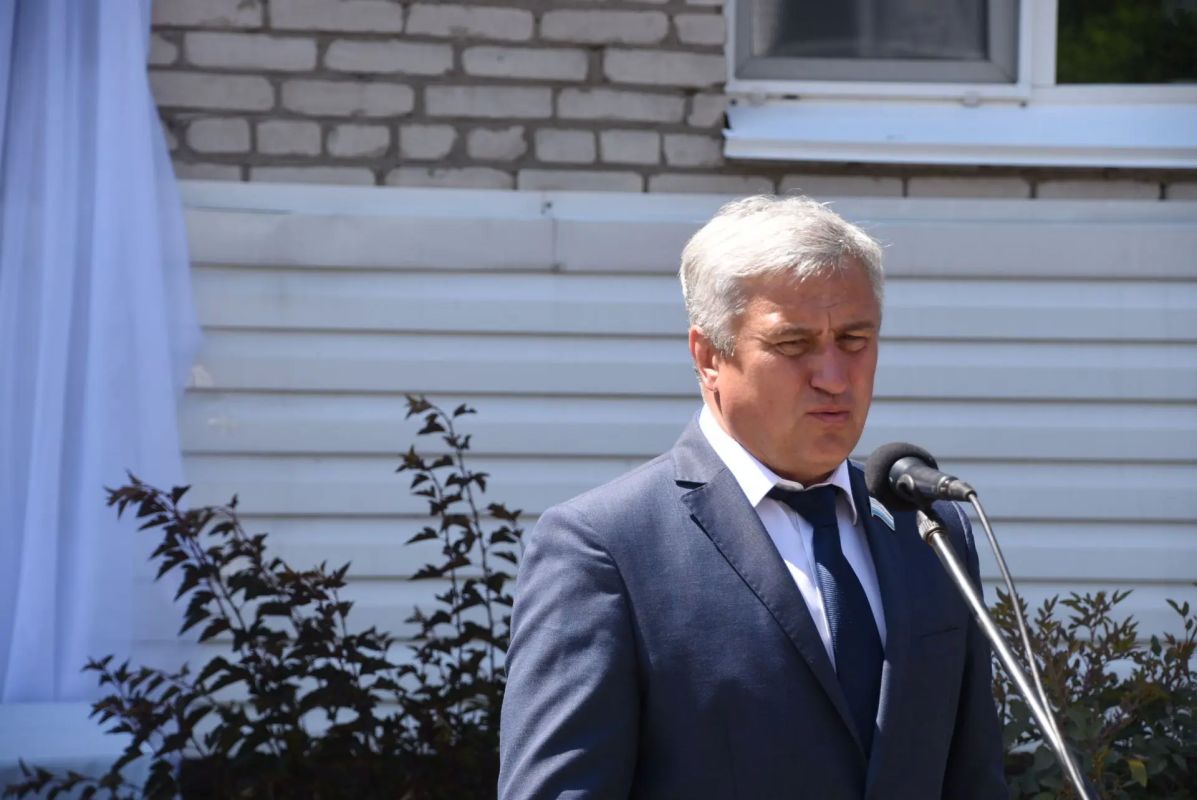 В Горно-Алтайске открыта мемориальная доска Борису Укачину В Горно-Алтайске открыта мемориальная доска Борису Укачину