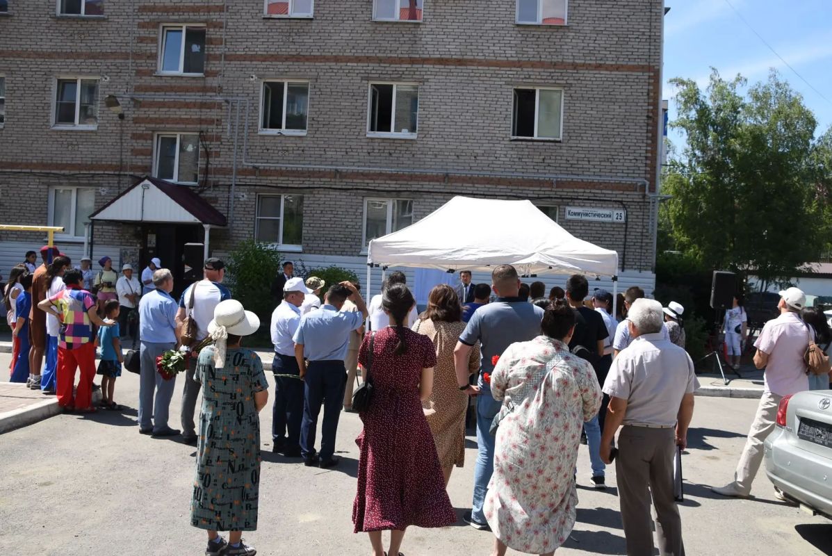 В Горно-Алтайске открыта мемориальная доска Борису Укачину В Горно-Алтайске открыта мемориальная доска Борису Укачину