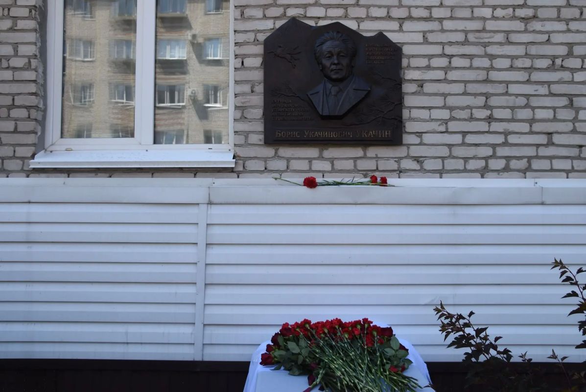 В Горно-Алтайске открыта мемориальная доска Борису Укачину