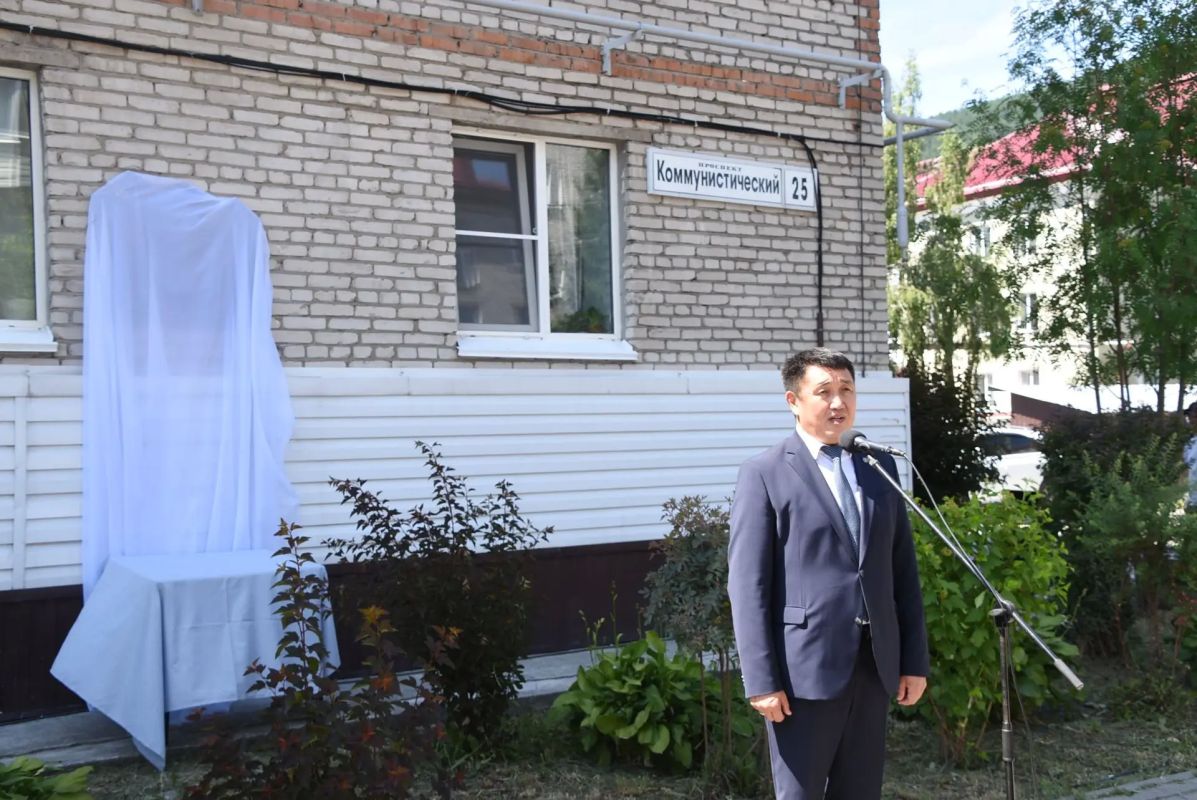 В Горно-Алтайске открыта мемориальная доска Борису Укачину В Горно-Алтайске открыта мемориальная доска Борису Укачину
