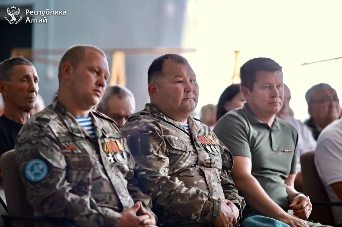 В ходе рабочей поездки в Чойский район глава республики Андрей Турчак встретился с жителями села Ынырга В ходе рабочей поездки в Чойский район глава республики Андрей Турчак встретился с жителями села Ынырга