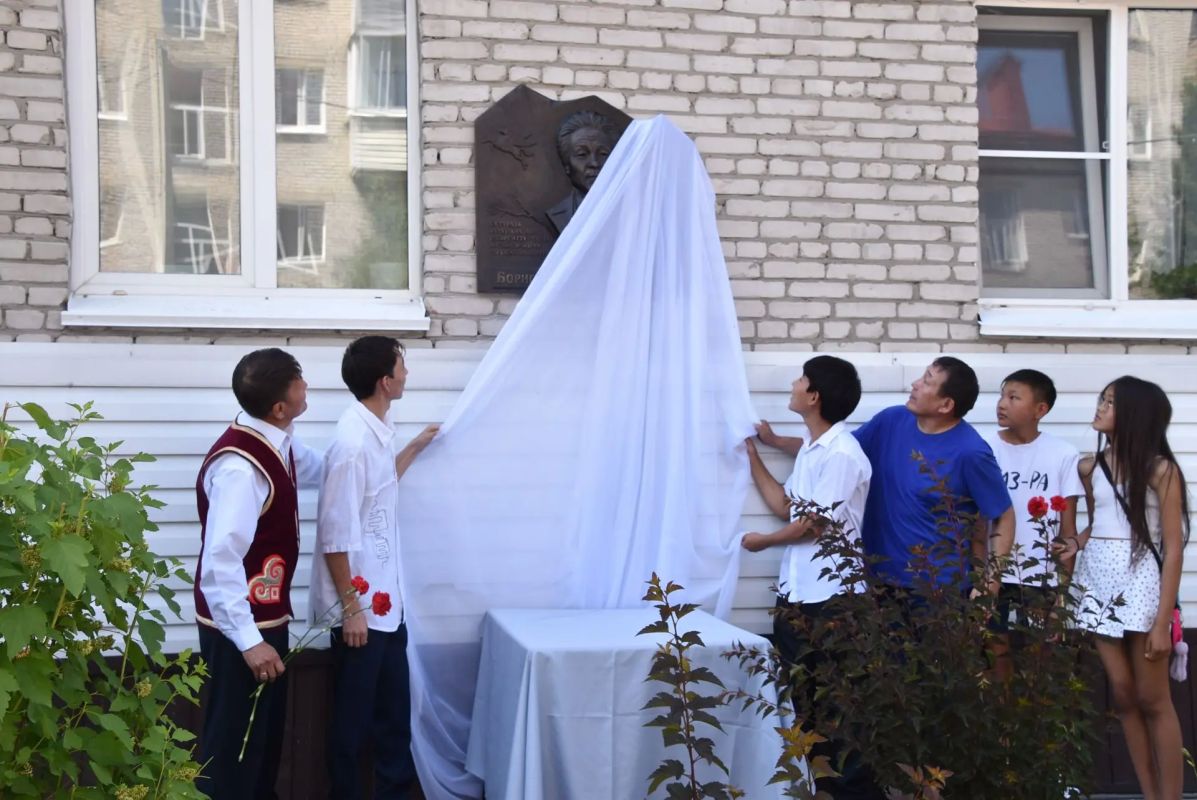 В Горно-Алтайске открыта мемориальная доска Борису Укачину В Горно-Алтайске открыта мемориальная доска Борису Укачину