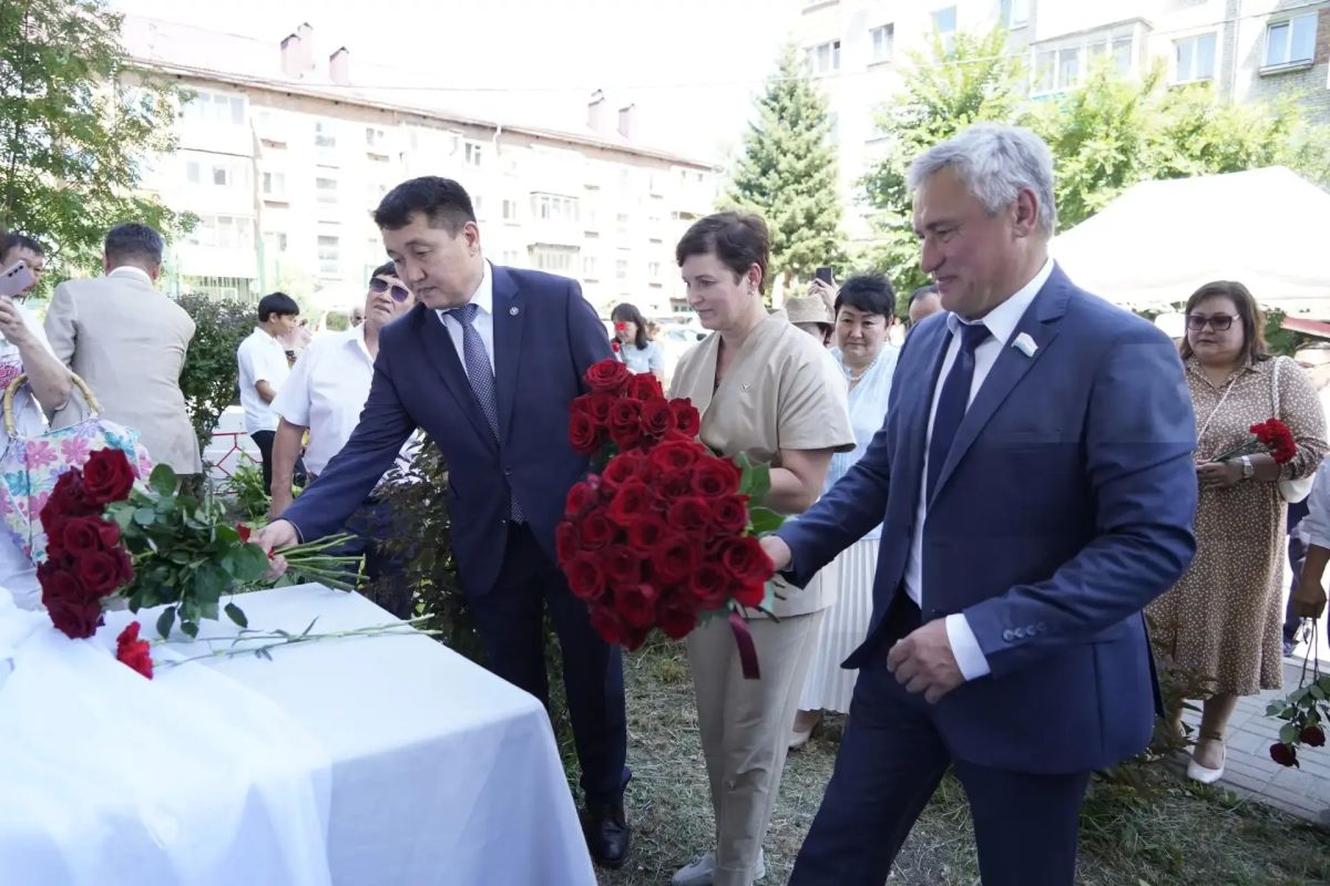 В Горно-Алтайске открыли памятную доску Борису Укачину В Горно-Алтайске открыли памятную доску Борису Укачину