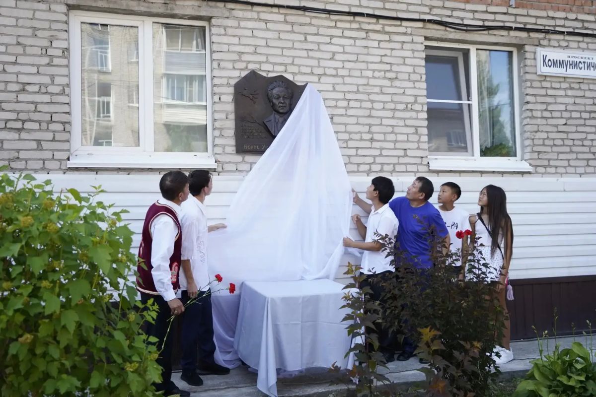 В Горно-Алтайске открыли памятную доску Борису Укачину В Горно-Алтайске открыли памятную доску Борису Укачину