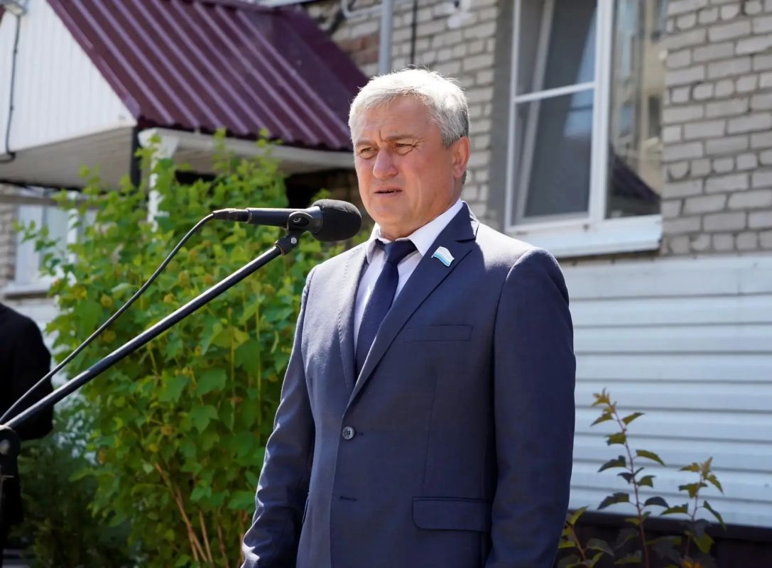В Горно-Алтайске открыли памятную доску Борису Укачину В Горно-Алтайске открыли памятную доску Борису Укачину