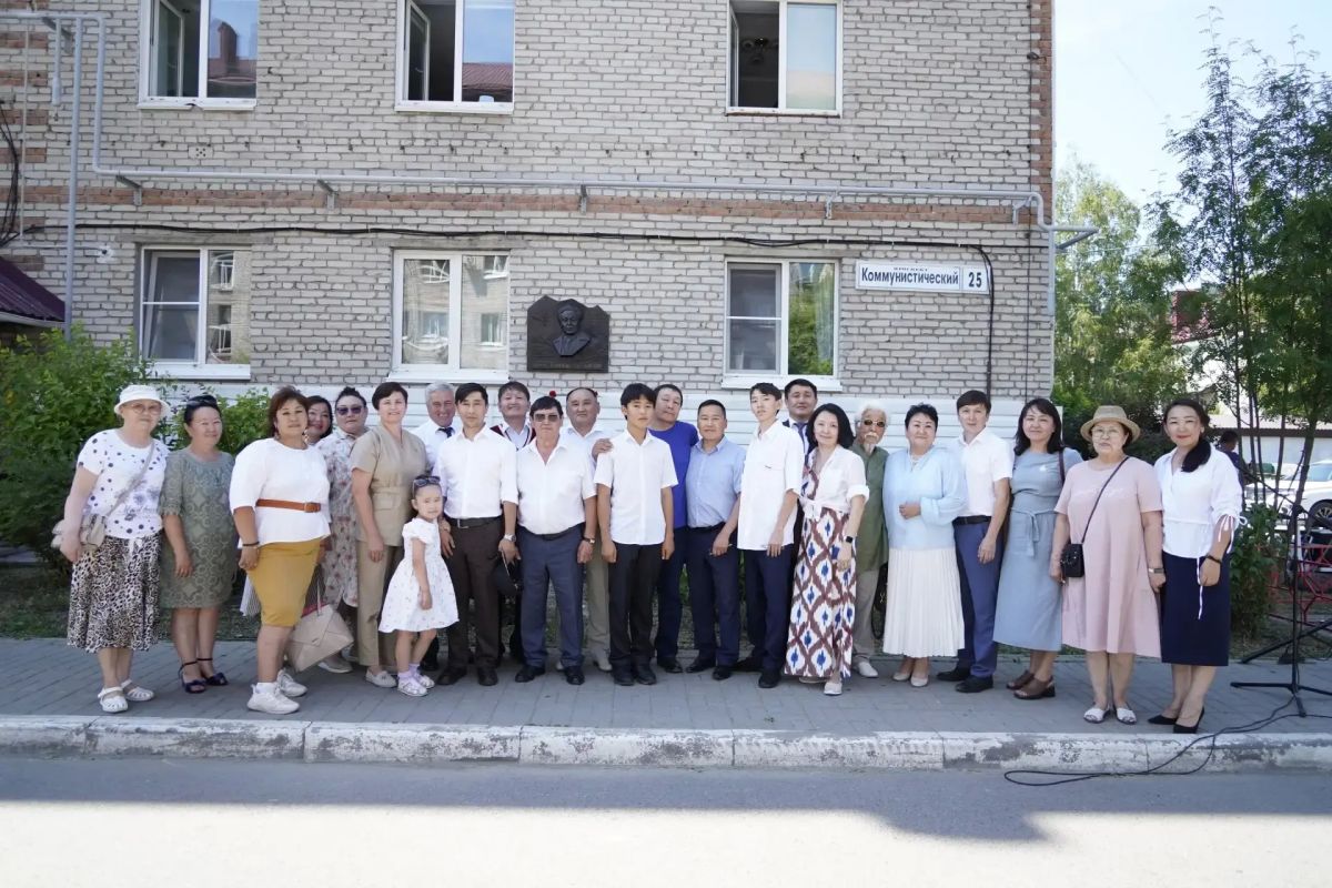 В Горно-Алтайске открыли памятную доску Борису Укачину В Горно-Алтайске открыли памятную доску Борису Укачину
