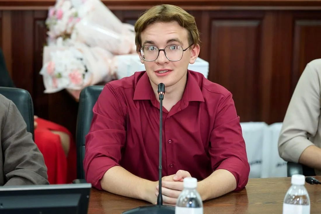 Лучших выпускников Республики Алтай наградили в правительстве региона Лучших выпускников Республики Алтай наградили в правительстве региона