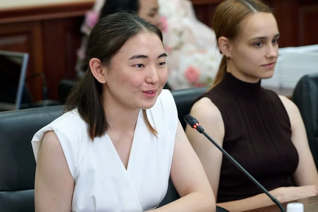 Лучших выпускников Республики Алтай наградили в правительстве региона Лучших выпускников Республики Алтай наградили в правительстве региона