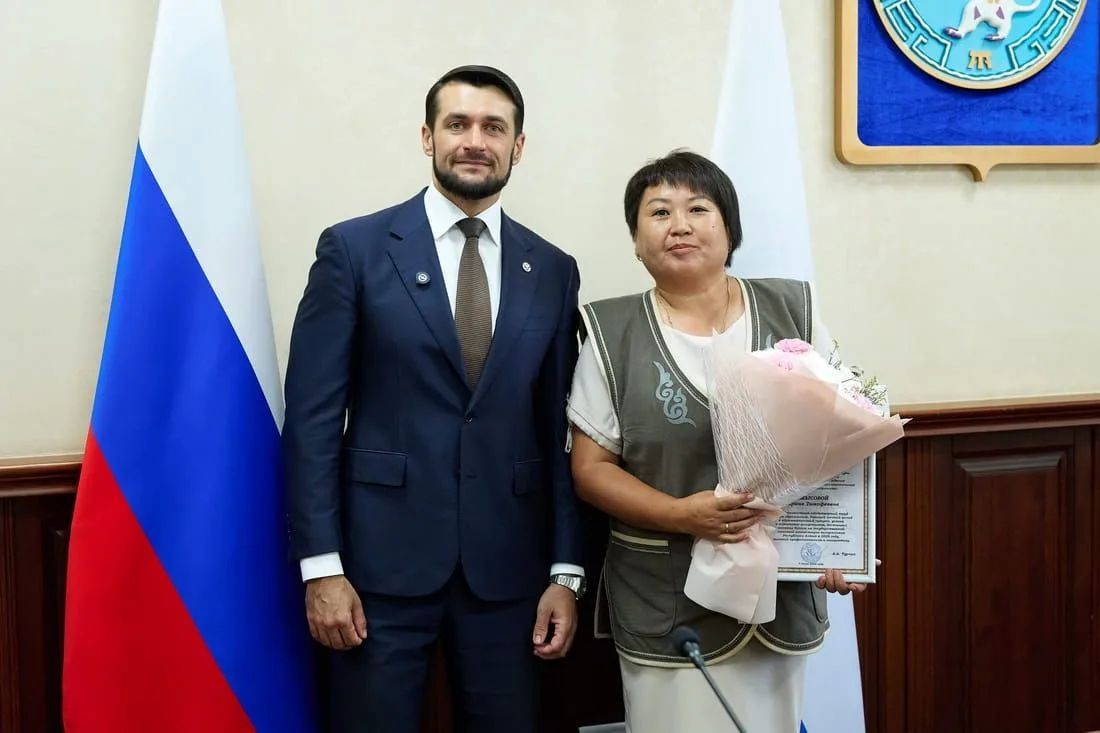 Лучших выпускников Республики Алтай наградили в правительстве региона Лучших выпускников Республики Алтай наградили в правительстве региона