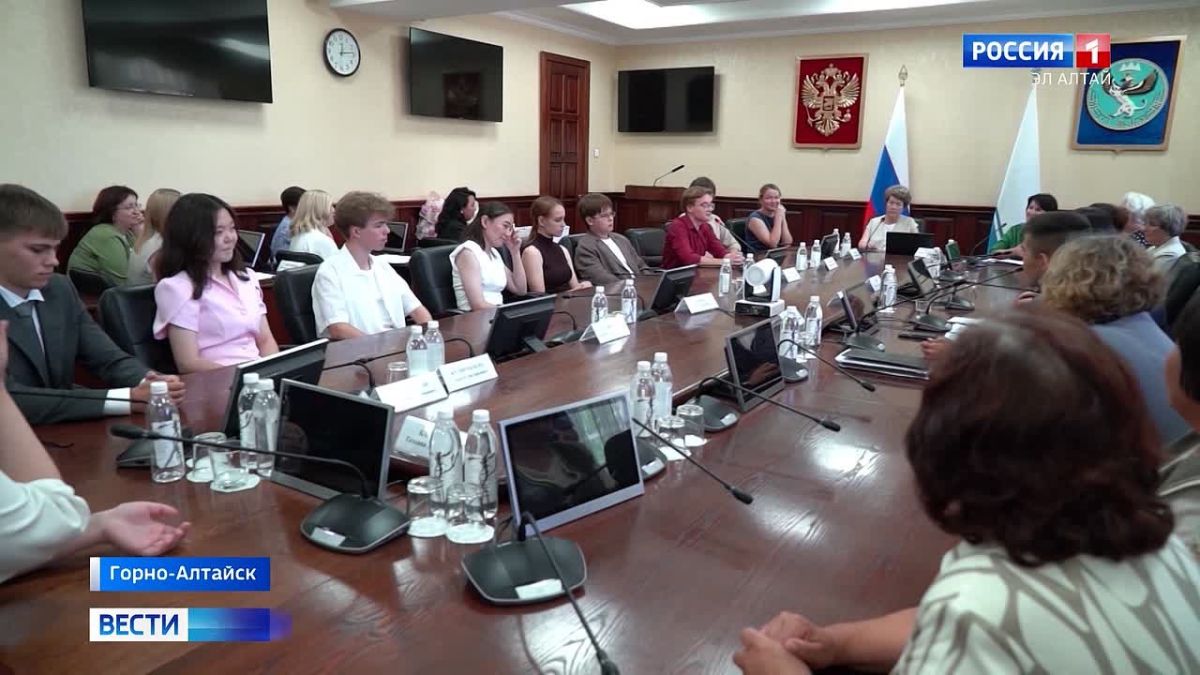 Лучших выпускников Республики Алтай наградили в правительстве региона