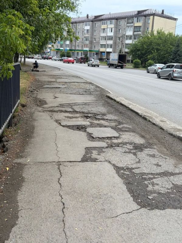 От подписчика. Хочу обратить внимание администрации города на качество тротуара в районах остановок Жилмассив и ЖБИ От подписчика. Хочу обратить внимание администрации города на качество тротуара в районах остановок Жилмассив и ЖБИ