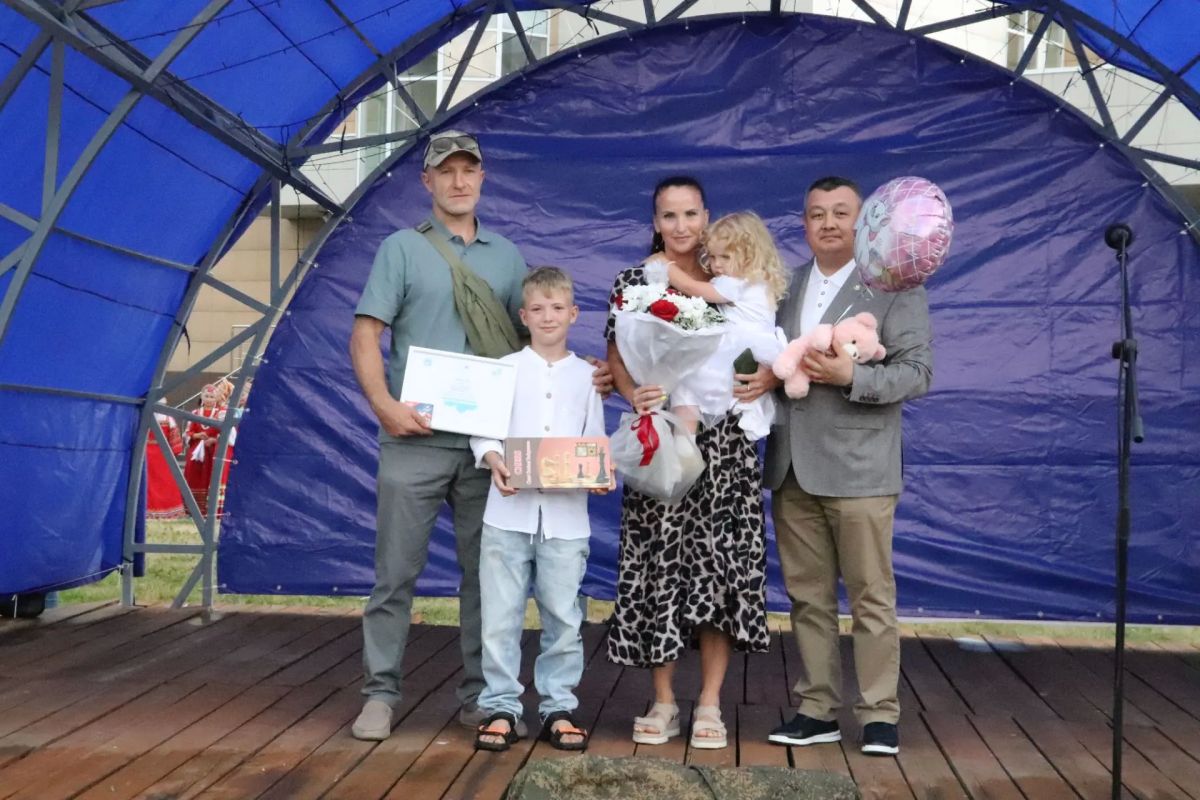 В Сквере семьи Горно-Алтайска торжественно отметили День семьи, любви и верности В Сквере семьи Горно-Алтайска торжественно отметили День семьи, любви и верности