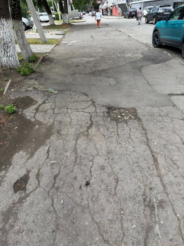 От подписчика. Хочу обратить внимание администрации города на качество тротуара в районах остановок Жилмассив и ЖБИ От подписчика. Хочу обратить внимание администрации города на качество тротуара в районах остановок Жилмассив и ЖБИ