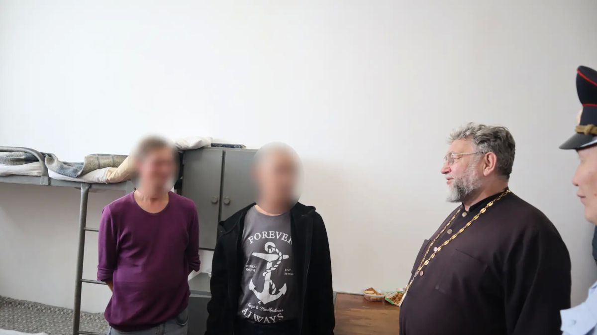 Представитель Общественного совета при МВД по Республике Алтай, священник Владислав Поклонов провел «урок трезвости» для граждан, преступивших закон Представитель Общественного совета при МВД по Республике Алтай, священник Владислав Поклонов провел «урок трезвости» для граждан, преступивших закон