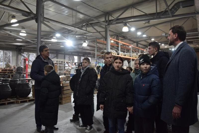 Воспитанники центров помощи детям в Шахтах посетили завод «Амфора»